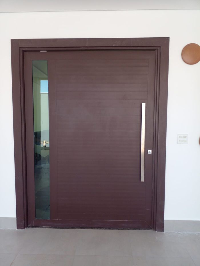 Porta pivotante com acabamento amadeirado